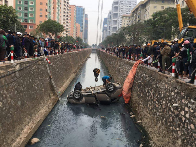 Chiếc ô tô bất ngờ lao xuống mương nước khi đang đi chuyển trên đường.
