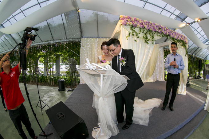 Cặp vợ chồng trẻ ký vào bản hôn ước trăm năm.