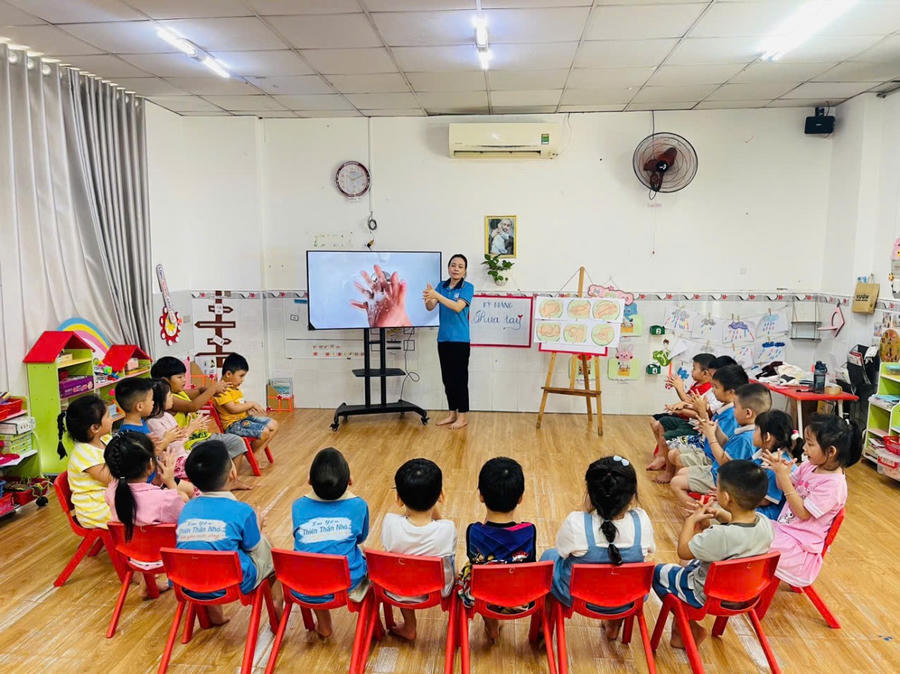 Cô giáo hướng dẫn các bé rửa tay đúng cách, giúp bé phòng tránh được nhiều vi khuẩn, giữ gìn sức khỏe.