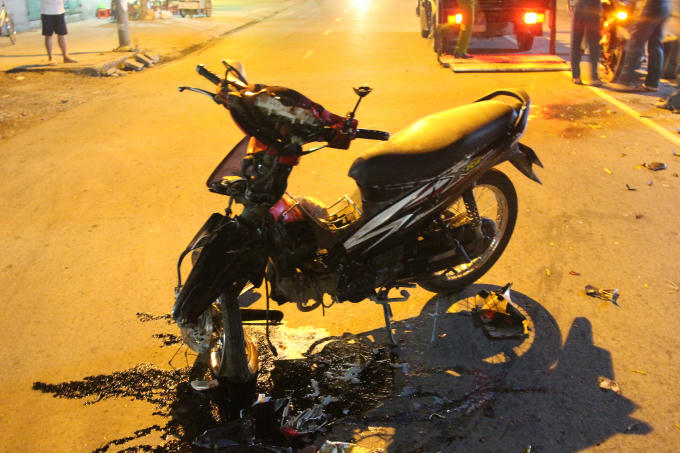 Một chiếc xe máy vỡ nát sau vụ tai nạn.