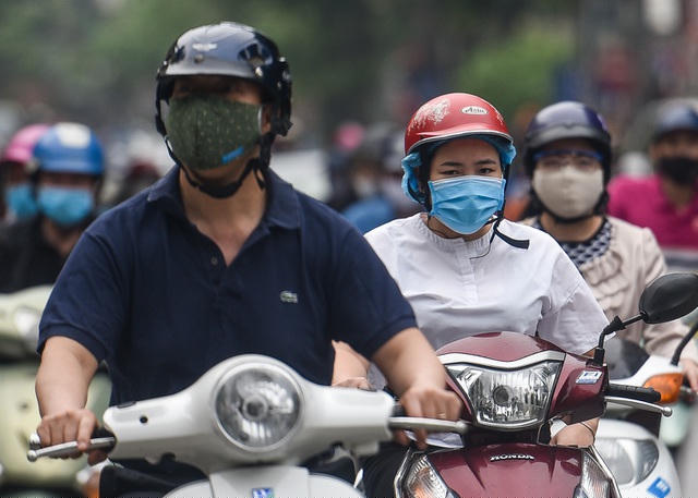 Tuy hầu hết người dân ra đường đã tuân thủ quy định đeo khẩu trang, tuy nhiên việc ra đường quá nhiều vào thời điểm dịch bệnh còn diễn biến phức tạp cũng tiềm ẩn nhiều nguy cơ lây nhiễm.