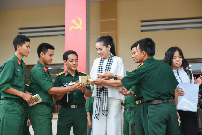 5 mỹ nhân Việt xinh đẹp nổi bật trong vòng vây các chiến sĩ Tây Ninh