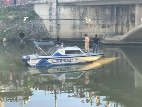 Cơ quan chức năng có mặt tại hiện trường xử lý vụ việc.