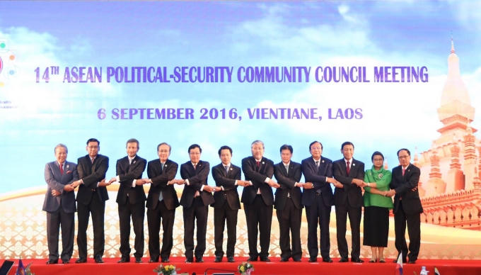 Phó Thủ tướng, Bộ trưởng Bộ Ngoại giao Phạm Bình Minh (thứ 5 từ trái sang) cùng các đại biểu tham dự Hội nghị Hội đồng Cộng đồng Chính trị - An ninh ASEAN (APSC) lần thứ 14.