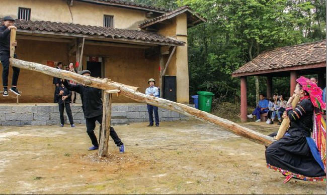 Nam thanh nữ tú Pu Péo cùng chơi các trò chơi dân gian.