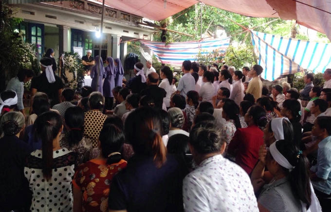 Đông đảo người dân đã đến chia buồn cùng gia quyến.