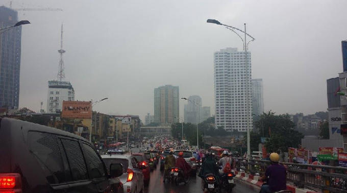 Đường Trân Duy Hưng hướng đi Đại lộ Thăng Long cũng xảy ra tình trạng tương tự (Ảnh: Đức Quý).