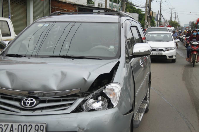 Xe ô tô biến dạng phần đầu sau va chạm.