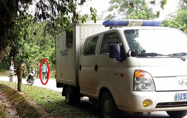 Đối tượng Đạt (trong vòng tròn đỏ) dựng lại hiện trường vụ hiếp dâm, sát hại bé gái 13 tuổi.
