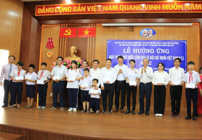 Thứ trưởng Nguyễn Thanh Tịnh, Phó Chủ tịch UBND TPHCM Ngô Minh Châu cùng các lãnh đạo Sở Tư pháp và lãnh đạo phường Hiệp Tân trao quà cho sinh viên, học sinh có hoàn cảnh khó khăn