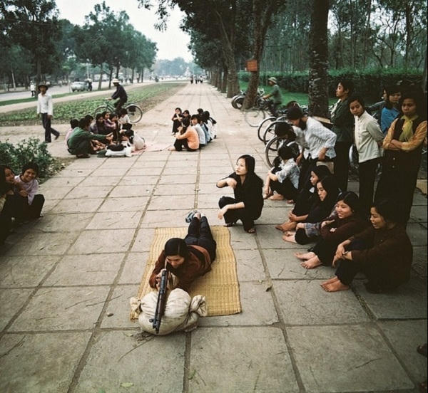 Thiếu nữ tập bắn súng ngay trên đường phố - Ảnh: Thomas Billhardt.