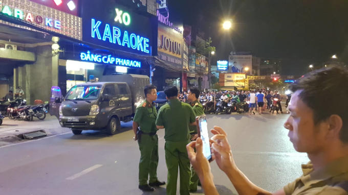 Cảnh sát phong tỏa khu vực quán karaoke XO.
