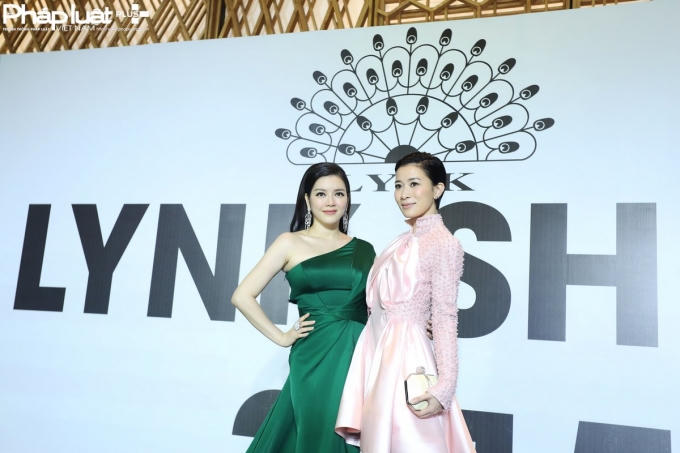 Xa Thi Mạn và Lý Nhã Kỳ trên thảm đỏ (Ảnh: Đại Ngô)