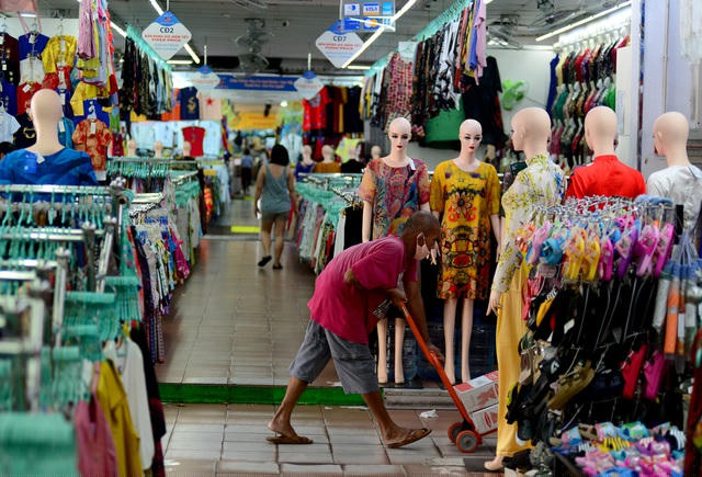 Các tiểu thương đều than vãn vì quá ế ẩm.