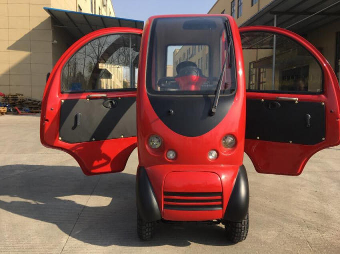 Xe chỉ có 1 chỗ ngồi nhưng được trang bị 2 cửa ra vào ở 2 bên.