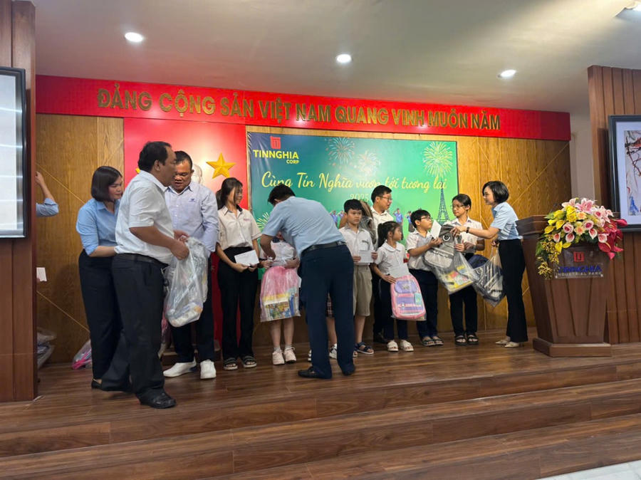 Tại chương trình “Cùng Tín Nghĩa vươn tới tương lai – 2025”, lãnh đạo công ty Cổ phần Dịch vụ Bảo vệ Chuyên nghiệp Tín Nghĩa đã trao các phần quà và học bổng cho các em học sinh nghèo học giỏi, vượt khó.