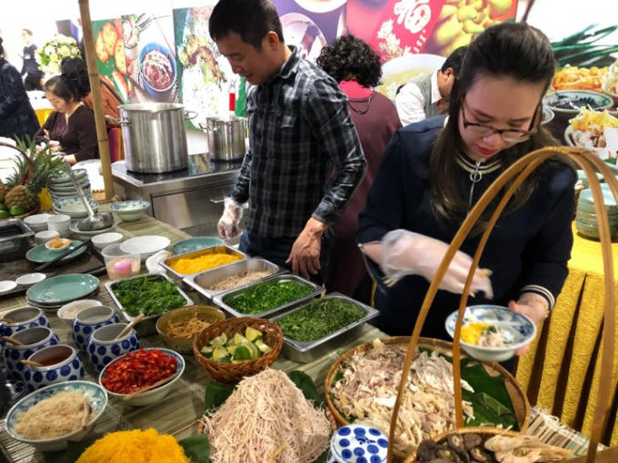 Bún thang bà Ẩm phục vụ tại Trung tâm báo chí quốc tế. Ảnh: Viết Tôn.