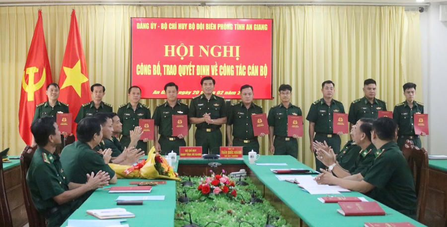 Đại tá Trần Quốc Khánh, Chỉ huy trưởng BĐBP tỉnh trao quyết định cho các đồng chí