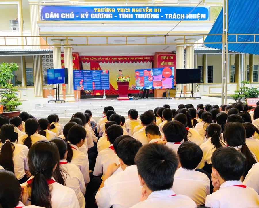 Phòng An ninh mạng và phòng, chống tội phạm sử dụng công nghệ cao Công an tỉnh Cà Mau tuyên truyền nội dung Chiến dịch “Không một mình - Cùng nhau an toàn trực tuyến” cho học sinh.