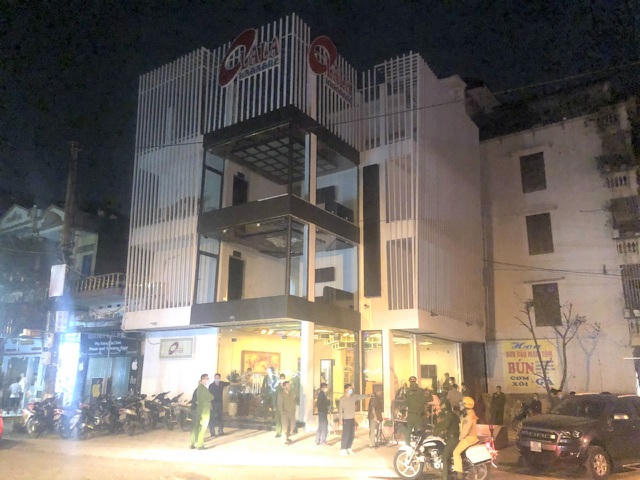 Quán karaoke Olala bị phát hiện mở cửa cho khách hát, không thực hiện phòng chống dịch Covid-19 theo quyết định của tỉnh Ninh Bình.