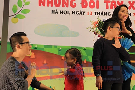 Ca sĩ Hoàng Bách cùng con gái (bé Mèo) học ngôn ngữ kí hiệu. Ảnh: Loan Bảo.