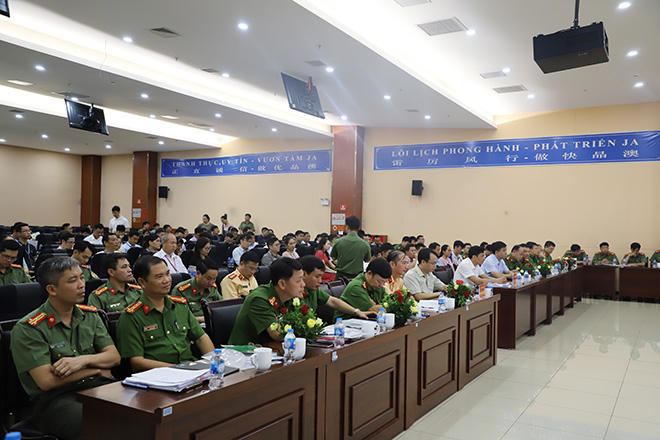 Các đại biểu dự hội nghị đối thoại với doanh nghiệp trong các khu công nghiệp ngày 11/7/2020
