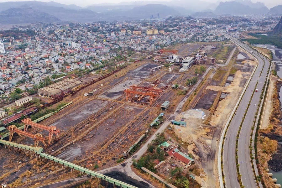 Dự án Bệnh viện cơ sở 2 có vị trí rất đẹp khi nằm trên trục đường ven biển vịnh Hạ Long - Cẩm Phả (Ảnh: Quang Sơn)
