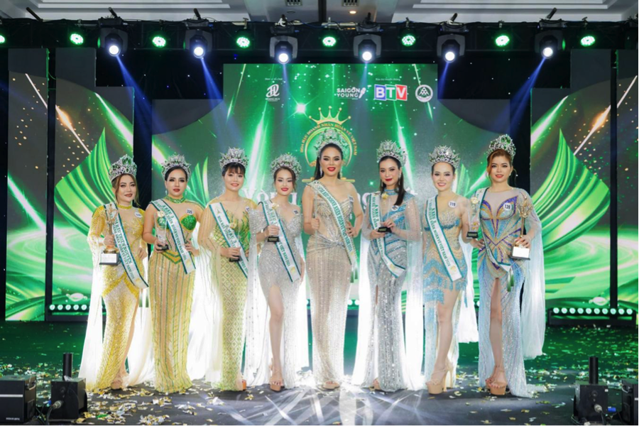 Cuộc thi Hoa hậu Doanh nhân Hoàn vũ Việt Nam 2024 mùa đầu tiên được tổ chức thành công tại Bình Thuận.
									
										
											
											
											
												
												
													
														
															
														
														
															
															
																
																	
																		
																	
																	
																		
																		Cuộc thi Hoa Hậu Biển Việt Nam 2024 tổ chức thành công tại Bình Thuận với sân khấu ngoài trời hoành tráng.
																		
																	
																
															

															Hình ảnh BTC cuộc thi 

															
																
																	
																		
																	
																	
																		Th.S, Hoa hậu Lê Thị Thơ - Chủ tịch Hoa hậu Doanh nhân Du lịch Thế giới 2025.
																		
																			
																				
																					
																				
																				
																					Hoa hậu Lê Liệu - Phó chủ tịch cuộc thi.
																					
																						
																							
																								
																							
																							
																								Nhà báo Huỳnh Ngọc Kim Trang - Trưởng BTC cuộc thi.
																								
																									
																										
																											
																										
																										
																											NSND, Á hậu Trịnh Kim Chi - Trưởng ban giám khảo cuộc thi.
																											
																												
																													
																														
																													
																													
																														NSUT Cát Tường - Ban giám khảo cuộc thi
																														
																															
																																
																																	
																																
																																
																																	Nhà báo Trung Hoàng - Giám đốc truyền thông cuộc thi
																																
																															
																														
																														
																													
																												
																											

																											
																												
																													
																														
																														Cuộc thi Hoa hậu Doanh nhân Du lịch Thế giới 2025 là cuộc thi sắc đẹp cấp quốc gia nhằm tôn vinh và vinh danh những người phụ nữ đức hạnh, tài năng và trí tuệ không chỉ trong lĩnh vực kinh doanh mà còn có sự nhạy bén và mềm dẻo trong cuộc sống.

																														Cuộc thi được tổ chức tại Bình Thuận, diễn ra từ ngày 26/05/2025 đến 30/05/2025. Hoa hậu Doanh nhân Du lịch Thế giới 2025 mang trong mình sứ mệnh kết nối và quảng bá văn hóa con người từ khắp các quốc gia trên thế giới. Đây không chỉ là một cuộc thi sắc đẹp mà còn là cơ hội để quảng bá văn hóa hình ảnh đất nước Việt Nam ra toàn thế giới, là cầu nối giúp các quốc gia giao lưu văn hóa, học hỏi lẫn nhau và thúc đẩy sự phát triển của ngành du lịch toàn cầu.

																														CÁCH THỨC ĐĂNG KÝ DỰ THI:

																														Liên hệ đăng ký dự thi: Hotline/Zalo: 0971765554 hoặc 0979064445

																														Page: Hoa hậu Doanh nhân Du lịch Thế giới

																														Gmail: saigonyoung.hd@gmail.com

																														Hồ sơ dự thi thí sinh gửi về địa chỉ:

																														TP. Hồ Chí Minh: Số 304, Nguyễn Văn Lượng, phường 16, quận Gò Vấp, thành phố Hồ Chí Minh.

																														TP. Hà Nội: Số 5 đường K thị trấn Trâu Quỳ, huyện Gia Lâm, thành phố Hà Nội.
																														
																													
																												
																											

																											 
																											
																										
																									
																								
																								
																							
																						
																					
																					
																				
																			
																		
																		
																	
																
															
															
														
													
												
												
											
										
									
									
								
							
						
						
					
				
			
			
						
							
								
									
								
								
									Cuộc thi Hoa hậu Doanh nhân Hoàn vũ Việt Nam 2024 mùa đầu tiên được tổ chức thành công tại Bình Thuận.
									
										
											
											
											
												
												
													
														
															
														
														
															
															
																
																	
																		
																	
																	
																		
																		Cuộc thi Hoa Hậu Biển Việt Nam 2024 tổ chức thành công tại Bình Thuận với sân khấu ngoài trời hoành tráng.
																		
																	
																
															

															Hình ảnh BTC cuộc thi 

															
																
																	
																		
																	
																	
																		Th.S, Hoa hậu Lê Thị Thơ - Chủ tịch Hoa hậu Doanh nhân Du lịch Thế giới 2025.
																		
																			
																				
																					
																				
																				
																					Hoa hậu Lê Liệu - Phó chủ tịch cuộc thi.
																					
																						
																							
																								
																							
																							
																								Nhà báo Huỳnh Ngọc Kim Trang - Trưởng BTC cuộc thi.
																								
																									
																										
																											
																										
																										
																											NSND, Á hậu Trịnh Kim Chi - Trưởng ban giám khảo cuộc thi.
																											
																												
																													
																														
																													
																													
																														NSUT Cát Tường - Ban giám khảo cuộc thi
																														
																															
																																
																																	
																																
																																
																																	Nhà báo Trung Hoàng - Giám đốc truyền thông cuộc thi
																																
																															
																														
																														
																													
																												
																											

																											
																												
																													
																														
																														Cuộc thi Hoa hậu Doanh nhân Du lịch Thế giới 2025 là cuộc thi sắc đẹp cấp quốc gia nhằm tôn vinh và vinh danh những người phụ nữ đức hạnh, tài năng và trí tuệ không chỉ trong lĩnh vực kinh doanh mà còn có sự nhạy bén và mềm dẻo trong cuộc sống.

																														Cuộc thi được tổ chức tại Bình Thuận, diễn ra từ ngày 26/05/2025 đến 30/05/2025. Hoa hậu Doanh nhân Du lịch Thế giới 2025 mang trong mình sứ mệnh kết nối và quảng bá văn hóa con người từ khắp các quốc gia trên thế giới. Đây không chỉ là một cuộc thi sắc đẹp mà còn là cơ hội để quảng bá văn hóa hình ảnh đất nước Việt Nam ra toàn thế giới, là cầu nối giúp các quốc gia giao lưu văn hóa, học hỏi lẫn nhau và thúc đẩy sự phát triển của ngành du lịch toàn cầu.

																														CÁCH THỨC ĐĂNG KÝ DỰ THI:

																														Liên hệ đăng ký dự thi: Hotline/Zalo: 0971765554 hoặc 0979064445

																														Page: Hoa hậu Doanh nhân Du lịch Thế giới

																														Gmail: saigonyoung.hd@gmail.com

																														Hồ sơ dự thi thí sinh gửi về địa chỉ:

																														TP. Hồ Chí Minh: Số 304, Nguyễn Văn Lượng, phường 16, quận Gò Vấp, thành phố Hồ Chí Minh.

																														TP. Hà Nội: Số 5 đường K thị trấn Trâu Quỳ, huyện Gia Lâm, thành phố Hà Nội.
																														
																													
																												
																											

																											 
																											
																										
																									
																								
																								
																							
																						
																					
																					
																				
																			
																		
																		
																	
																
															
															
														
													
												
												
											
										
									
									
								
							
						
						Cuộc thi Hoa hậu Doanh nhân Hoàn vũ Việt Nam 2024 mùa đầu tiên được tổ chức thành công tại Bình Thuận.
									
										
											
											
											
												
												
													
														
															
														
														
															
															
																
																	
																		
																	
																	
																		
																		Cuộc thi Hoa Hậu Biển Việt Nam 2024 tổ chức thành công tại Bình Thuận với sân khấu ngoài trời hoành tráng.
																		
																	
																
															

															Hình ảnh BTC cuộc thi 

															
																
																	
																		
																	
																	
																		Th.S, Hoa hậu Lê Thị Thơ - Chủ tịch Hoa hậu Doanh nhân Du lịch Thế giới 2025.
																		
																			
																				
																					
																				
																				
																					Hoa hậu Lê Liệu - Phó chủ tịch cuộc thi.
																					
																						
																							
																								
																							
																							
																								Nhà báo Huỳnh Ngọc Kim Trang - Trưởng BTC cuộc thi.
																								
																									
																										
																											
																										
																										
																											NSND, Á hậu Trịnh Kim Chi - Trưởng ban giám khảo cuộc thi.
																											
																												
																													
																														
																													
																													
																														NSUT Cát Tường - Ban giám khảo cuộc thi
																														
																															
																																
																																	
																																
																																
																																	Nhà báo Trung Hoàng - Giám đốc truyền thông cuộc thi
																																
																															
																														
																														
																													
																												
																											

																											
																												
																													
																														
																														Cuộc thi Hoa hậu Doanh nhân Du lịch Thế giới 2025 là cuộc thi sắc đẹp cấp quốc gia nhằm tôn vinh và vinh danh những người phụ nữ đức hạnh, tài năng và trí tuệ không chỉ trong lĩnh vực kinh doanh mà còn có sự nhạy bén và mềm dẻo trong cuộc sống.

																														Cuộc thi được tổ chức tại Bình Thuận, diễn ra từ ngày 26/05/2025 đến 30/05/2025. Hoa hậu Doanh nhân Du lịch Thế giới 2025 mang trong mình sứ mệnh kết nối và quảng bá văn hóa con người từ khắp các quốc gia trên thế giới. Đây không chỉ là một cuộc thi sắc đẹp mà còn là cơ hội để quảng bá văn hóa hình ảnh đất nước Việt Nam ra toàn thế giới, là cầu nối giúp các quốc gia giao lưu văn hóa, học hỏi lẫn nhau và thúc đẩy sự phát triển của ngành du lịch toàn cầu.

																														CÁCH THỨC ĐĂNG KÝ DỰ THI:

																														Liên hệ đăng ký dự thi: Hotline/Zalo: 0971765554 hoặc 0979064445

																														Page: Hoa hậu Doanh nhân Du lịch Thế giới

																														Gmail: saigonyoung.hd@gmail.com

																														Hồ sơ dự thi thí sinh gửi về địa chỉ:

																														TP. Hồ Chí Minh: Số 304, Nguyễn Văn Lượng, phường 16, quận Gò Vấp, thành phố Hồ Chí Minh.

																														TP. Hà Nội: Số 5 đường K thị trấn Trâu Quỳ, huyện Gia Lâm, thành phố Hà Nội.
																														
																													
																												
																											

																											 
																											
																										
																									
																								
																								
																							
																						
																					
																					
																				
																			
																		
																		
																	
																
															
															
														
													
												
												
											
										
									
									
												
													
														
															
														
														
															
															
																
																	
																		
																	
																	
																		
																		Cuộc thi Hoa Hậu Biển Việt Nam 2024 tổ chức thành công tại Bình Thuận với sân khấu ngoài trời hoành tráng.
																		
																	
																
															

															Hình ảnh BTC cuộc thi 

															
																
																	
																		
																	
																	
																		Th.S, Hoa hậu Lê Thị Thơ - Chủ tịch Hoa hậu Doanh nhân Du lịch Thế giới 2025.
																		
																			
																				
																					
																				
																				
																					Hoa hậu Lê Liệu - Phó chủ tịch cuộc thi.
																					
																						
																							
																								
																							
																							
																								Nhà báo Huỳnh Ngọc Kim Trang - Trưởng BTC cuộc thi.
																								
																									
																										
																											
																										
																										
																											NSND, Á hậu Trịnh Kim Chi - Trưởng ban giám khảo cuộc thi.
																											
																												
																													
																														
																													
																													
																														NSUT Cát Tường - Ban giám khảo cuộc thi
																														
																															
																																
																																	
																																
																																
																																	Nhà báo Trung Hoàng - Giám đốc truyền thông cuộc thi
																																
																															
																														
																														
																													
																												
																											

																											
																												
																													
																														
																														Cuộc thi Hoa hậu Doanh nhân Du lịch Thế giới 2025 là cuộc thi sắc đẹp cấp quốc gia nhằm tôn vinh và vinh danh những người phụ nữ đức hạnh, tài năng và trí tuệ không chỉ trong lĩnh vực kinh doanh mà còn có sự nhạy bén và mềm dẻo trong cuộc sống.

																														Cuộc thi được tổ chức tại Bình Thuận, diễn ra từ ngày 26/05/2025 đến 30/05/2025. Hoa hậu Doanh nhân Du lịch Thế giới 2025 mang trong mình sứ mệnh kết nối và quảng bá văn hóa con người từ khắp các quốc gia trên thế giới. Đây không chỉ là một cuộc thi sắc đẹp mà còn là cơ hội để quảng bá văn hóa hình ảnh đất nước Việt Nam ra toàn thế giới, là cầu nối giúp các quốc gia giao lưu văn hóa, học hỏi lẫn nhau và thúc đẩy sự phát triển của ngành du lịch toàn cầu.

																														CÁCH THỨC ĐĂNG KÝ DỰ THI:

																														Liên hệ đăng ký dự thi: Hotline/Zalo: 0971765554 hoặc 0979064445

																														Page: Hoa hậu Doanh nhân Du lịch Thế giới

																														Gmail: saigonyoung.hd@gmail.com

																														Hồ sơ dự thi thí sinh gửi về địa chỉ:

																														TP. Hồ Chí Minh: Số 304, Nguyễn Văn Lượng, phường 16, quận Gò Vấp, thành phố Hồ Chí Minh.

																														TP. Hà Nội: Số 5 đường K thị trấn Trâu Quỳ, huyện Gia Lâm, thành phố Hà Nội.
																														
																													
																												
																											

																											 
																											
																										
																									
																								
																								
																							
																						
																					
																					
																				
																			
																		
																		
																	
																
															
															
														
													
												
												
															
																
																	
																		
																	
																	
																		
																		Cuộc thi Hoa Hậu Biển Việt Nam 2024 tổ chức thành công tại Bình Thuận với sân khấu ngoài trời hoành tráng.
																		
																	
																
															

															Hình ảnh BTC cuộc thi 

															
																
																	
																		
																	
																	
																		Th.S, Hoa hậu Lê Thị Thơ - Chủ tịch Hoa hậu Doanh nhân Du lịch Thế giới 2025.
																		
																			
																				
																					
																				
																				
																					Hoa hậu Lê Liệu - Phó chủ tịch cuộc thi.
																					
																						
																							
																								
																							
																							
																								Nhà báo Huỳnh Ngọc Kim Trang - Trưởng BTC cuộc thi.
																								
																									
																										
																											
																										
																										
																											NSND, Á hậu Trịnh Kim Chi - Trưởng ban giám khảo cuộc thi.
																											
																												
																													
																														
																													
																													
																														NSUT Cát Tường - Ban giám khảo cuộc thi
																														
																															
																																
																																	
																																
																																
																																	Nhà báo Trung Hoàng - Giám đốc truyền thông cuộc thi
																																
																															
																														
																														
																													
																												
																											

																											
																												
																													
																														
																														Cuộc thi Hoa hậu Doanh nhân Du lịch Thế giới 2025 là cuộc thi sắc đẹp cấp quốc gia nhằm tôn vinh và vinh danh những người phụ nữ đức hạnh, tài năng và trí tuệ không chỉ trong lĩnh vực kinh doanh mà còn có sự nhạy bén và mềm dẻo trong cuộc sống.

																														Cuộc thi được tổ chức tại Bình Thuận, diễn ra từ ngày 26/05/2025 đến 30/05/2025. Hoa hậu Doanh nhân Du lịch Thế giới 2025 mang trong mình sứ mệnh kết nối và quảng bá văn hóa con người từ khắp các quốc gia trên thế giới. Đây không chỉ là một cuộc thi sắc đẹp mà còn là cơ hội để quảng bá văn hóa hình ảnh đất nước Việt Nam ra toàn thế giới, là cầu nối giúp các quốc gia giao lưu văn hóa, học hỏi lẫn nhau và thúc đẩy sự phát triển của ngành du lịch toàn cầu.

																														CÁCH THỨC ĐĂNG KÝ DỰ THI:

																														Liên hệ đăng ký dự thi: Hotline/Zalo: 0971765554 hoặc 0979064445

																														Page: Hoa hậu Doanh nhân Du lịch Thế giới

																														Gmail: saigonyoung.hd@gmail.com

																														Hồ sơ dự thi thí sinh gửi về địa chỉ:

																														TP. Hồ Chí Minh: Số 304, Nguyễn Văn Lượng, phường 16, quận Gò Vấp, thành phố Hồ Chí Minh.

																														TP. Hà Nội: Số 5 đường K thị trấn Trâu Quỳ, huyện Gia Lâm, thành phố Hà Nội.
																														
																													
																												
																											

																											 
																											
																										
																									
																								
																								
																							
																						
																					
																					
																				
																			
																		
																		
																	
																
															
															
																		Cuộc thi Hoa Hậu Biển Việt Nam 2024 tổ chức thành công tại Bình Thuận với sân khấu ngoài trời hoành tráng.
																		Th.S, Hoa hậu Lê Thị Thơ - Chủ tịch Hoa hậu Doanh nhân Du lịch Thế giới 2025.
																		
																			
																				
																					
																				
																				
																					Hoa hậu Lê Liệu - Phó chủ tịch cuộc thi.
																					
																						
																							
																								
																							
																							
																								Nhà báo Huỳnh Ngọc Kim Trang - Trưởng BTC cuộc thi.
																								
																									
																										
																											
																										
																										
																											NSND, Á hậu Trịnh Kim Chi - Trưởng ban giám khảo cuộc thi.
																											
																												
																													
																														
																													
																													
																														NSUT Cát Tường - Ban giám khảo cuộc thi
																														
																															
																																
																																	
																																
																																
																																	Nhà báo Trung Hoàng - Giám đốc truyền thông cuộc thi
																																
																															
																														
																														
																													
																												
																											

																											
																												
																													
																														
																														Cuộc thi Hoa hậu Doanh nhân Du lịch Thế giới 2025 là cuộc thi sắc đẹp cấp quốc gia nhằm tôn vinh và vinh danh những người phụ nữ đức hạnh, tài năng và trí tuệ không chỉ trong lĩnh vực kinh doanh mà còn có sự nhạy bén và mềm dẻo trong cuộc sống.

																														Cuộc thi được tổ chức tại Bình Thuận, diễn ra từ ngày 26/05/2025 đến 30/05/2025. Hoa hậu Doanh nhân Du lịch Thế giới 2025 mang trong mình sứ mệnh kết nối và quảng bá văn hóa con người từ khắp các quốc gia trên thế giới. Đây không chỉ là một cuộc thi sắc đẹp mà còn là cơ hội để quảng bá văn hóa hình ảnh đất nước Việt Nam ra toàn thế giới, là cầu nối giúp các quốc gia giao lưu văn hóa, học hỏi lẫn nhau và thúc đẩy sự phát triển của ngành du lịch toàn cầu.

																														CÁCH THỨC ĐĂNG KÝ DỰ THI:

																														Liên hệ đăng ký dự thi: Hotline/Zalo: 0971765554 hoặc 0979064445

																														Page: Hoa hậu Doanh nhân Du lịch Thế giới

																														Gmail: saigonyoung.hd@gmail.com

																														Hồ sơ dự thi thí sinh gửi về địa chỉ:

																														TP. Hồ Chí Minh: Số 304, Nguyễn Văn Lượng, phường 16, quận Gò Vấp, thành phố Hồ Chí Minh.

																														TP. Hà Nội: Số 5 đường K thị trấn Trâu Quỳ, huyện Gia Lâm, thành phố Hà Nội.
																														
																													
																												
																											

																											 
																											
																										
																									
																								
																								
																							
																						
																					
																					
																				
																			
																		
																		Hoa hậu Lê Liệu - Phó chủ tịch cuộc thi.
																					
																						
																							
																								
																							
																							
																								Nhà báo Huỳnh Ngọc Kim Trang - Trưởng BTC cuộc thi.
																								
																									
																										
																											
																										
																										
																											NSND, Á hậu Trịnh Kim Chi - Trưởng ban giám khảo cuộc thi.
																											
																												
																													
																														
																													
																													
																														NSUT Cát Tường - Ban giám khảo cuộc thi
																														
																															
																																
																																	
																																
																																
																																	Nhà báo Trung Hoàng - Giám đốc truyền thông cuộc thi
																																
																															
																														
																														
																													
																												
																											

																											
																												
																													
																														
																														Cuộc thi Hoa hậu Doanh nhân Du lịch Thế giới 2025 là cuộc thi sắc đẹp cấp quốc gia nhằm tôn vinh và vinh danh những người phụ nữ đức hạnh, tài năng và trí tuệ không chỉ trong lĩnh vực kinh doanh mà còn có sự nhạy bén và mềm dẻo trong cuộc sống.

																														Cuộc thi được tổ chức tại Bình Thuận, diễn ra từ ngày 26/05/2025 đến 30/05/2025. Hoa hậu Doanh nhân Du lịch Thế giới 2025 mang trong mình sứ mệnh kết nối và quảng bá văn hóa con người từ khắp các quốc gia trên thế giới. Đây không chỉ là một cuộc thi sắc đẹp mà còn là cơ hội để quảng bá văn hóa hình ảnh đất nước Việt Nam ra toàn thế giới, là cầu nối giúp các quốc gia giao lưu văn hóa, học hỏi lẫn nhau và thúc đẩy sự phát triển của ngành du lịch toàn cầu.

																														CÁCH THỨC ĐĂNG KÝ DỰ THI:

																														Liên hệ đăng ký dự thi: Hotline/Zalo: 0971765554 hoặc 0979064445

																														Page: Hoa hậu Doanh nhân Du lịch Thế giới

																														Gmail: saigonyoung.hd@gmail.com

																														Hồ sơ dự thi thí sinh gửi về địa chỉ:

																														TP. Hồ Chí Minh: Số 304, Nguyễn Văn Lượng, phường 16, quận Gò Vấp, thành phố Hồ Chí Minh.

																														TP. Hà Nội: Số 5 đường K thị trấn Trâu Quỳ, huyện Gia Lâm, thành phố Hà Nội.
																														
																													
																												
																											

																											 
																											
																										
																									
																								
																								
																							
																						
																					
																					Nhà báo Huỳnh Ngọc Kim Trang - Trưởng BTC cuộc thi.
																								
																									
																										
																											
																										
																										
																											NSND, Á hậu Trịnh Kim Chi - Trưởng ban giám khảo cuộc thi.
																											
																												
																													
																														
																													
																													
																														NSUT Cát Tường - Ban giám khảo cuộc thi
																														
																															
																																
																																	
																																
																																
																																	Nhà báo Trung Hoàng - Giám đốc truyền thông cuộc thi
																																
																															
																														
																														
																													
																												
																											

																											
																												
																													
																														
																														Cuộc thi Hoa hậu Doanh nhân Du lịch Thế giới 2025 là cuộc thi sắc đẹp cấp quốc gia nhằm tôn vinh và vinh danh những người phụ nữ đức hạnh, tài năng và trí tuệ không chỉ trong lĩnh vực kinh doanh mà còn có sự nhạy bén và mềm dẻo trong cuộc sống.

																														Cuộc thi được tổ chức tại Bình Thuận, diễn ra từ ngày 26/05/2025 đến 30/05/2025. Hoa hậu Doanh nhân Du lịch Thế giới 2025 mang trong mình sứ mệnh kết nối và quảng bá văn hóa con người từ khắp các quốc gia trên thế giới. Đây không chỉ là một cuộc thi sắc đẹp mà còn là cơ hội để quảng bá văn hóa hình ảnh đất nước Việt Nam ra toàn thế giới, là cầu nối giúp các quốc gia giao lưu văn hóa, học hỏi lẫn nhau và thúc đẩy sự phát triển của ngành du lịch toàn cầu.

																														CÁCH THỨC ĐĂNG KÝ DỰ THI:

																														Liên hệ đăng ký dự thi: Hotline/Zalo: 0971765554 hoặc 0979064445

																														Page: Hoa hậu Doanh nhân Du lịch Thế giới

																														Gmail: saigonyoung.hd@gmail.com

																														Hồ sơ dự thi thí sinh gửi về địa chỉ:

																														TP. Hồ Chí Minh: Số 304, Nguyễn Văn Lượng, phường 16, quận Gò Vấp, thành phố Hồ Chí Minh.

																														TP. Hà Nội: Số 5 đường K thị trấn Trâu Quỳ, huyện Gia Lâm, thành phố Hà Nội.
																														
																													
																												
																											

																											 
																											
																										
																									
																								
																								NSND, Á hậu Trịnh Kim Chi - Trưởng ban giám khảo cuộc thi.
																											
																												
																													
																														
																													
																													
																														NSUT Cát Tường - Ban giám khảo cuộc thi
																														
																															
																																
																																	
																																
																																
																																	Nhà báo Trung Hoàng - Giám đốc truyền thông cuộc thi
																																
																															
																														
																														
																													
																												
																											

																											
																												
																													
																														
																														Cuộc thi Hoa hậu Doanh nhân Du lịch Thế giới 2025 là cuộc thi sắc đẹp cấp quốc gia nhằm tôn vinh và vinh danh những người phụ nữ đức hạnh, tài năng và trí tuệ không chỉ trong lĩnh vực kinh doanh mà còn có sự nhạy bén và mềm dẻo trong cuộc sống.

																														Cuộc thi được tổ chức tại Bình Thuận, diễn ra từ ngày 26/05/2025 đến 30/05/2025. Hoa hậu Doanh nhân Du lịch Thế giới 2025 mang trong mình sứ mệnh kết nối và quảng bá văn hóa con người từ khắp các quốc gia trên thế giới. Đây không chỉ là một cuộc thi sắc đẹp mà còn là cơ hội để quảng bá văn hóa hình ảnh đất nước Việt Nam ra toàn thế giới, là cầu nối giúp các quốc gia giao lưu văn hóa, học hỏi lẫn nhau và thúc đẩy sự phát triển của ngành du lịch toàn cầu.

																														CÁCH THỨC ĐĂNG KÝ DỰ THI:

																														Liên hệ đăng ký dự thi: Hotline/Zalo: 0971765554 hoặc 0979064445

																														Page: Hoa hậu Doanh nhân Du lịch Thế giới

																														Gmail: saigonyoung.hd@gmail.com

																														Hồ sơ dự thi thí sinh gửi về địa chỉ:

																														TP. Hồ Chí Minh: Số 304, Nguyễn Văn Lượng, phường 16, quận Gò Vấp, thành phố Hồ Chí Minh.

																														TP. Hà Nội: Số 5 đường K thị trấn Trâu Quỳ, huyện Gia Lâm, thành phố Hà Nội.
																														
																													
																												
																											

																											 
																											NSUT Cát Tường - Ban giám khảo cuộc thi
																														
																															
																																
																																	
																																
																																
																																	Nhà báo Trung Hoàng - Giám đốc truyền thông cuộc thi
																																
																															
																														
																														Nhà báo Trung Hoàng - Giám đốc truyền thông cuộc thi
																														Cuộc thi Hoa hậu Doanh nhân Du lịch Thế giới 2025 là cuộc thi sắc đẹp cấp quốc gia nhằm tôn vinh và vinh danh những người phụ nữ đức hạnh, tài năng và trí tuệ không chỉ trong lĩnh vực kinh doanh mà còn có sự nhạy bén và mềm dẻo trong cuộc sống.

																														Cuộc thi được tổ chức tại Bình Thuận, diễn ra từ ngày 26/05/2025 đến 30/05/2025. Hoa hậu Doanh nhân Du lịch Thế giới 2025 mang trong mình sứ mệnh kết nối và quảng bá văn hóa con người từ khắp các quốc gia trên thế giới. Đây không chỉ là một cuộc thi sắc đẹp mà còn là cơ hội để quảng bá văn hóa hình ảnh đất nước Việt Nam ra toàn thế giới, là cầu nối giúp các quốc gia giao lưu văn hóa, học hỏi lẫn nhau và thúc đẩy sự phát triển của ngành du lịch toàn cầu.

																														CÁCH THỨC ĐĂNG KÝ DỰ THI:

																														Liên hệ đăng ký dự thi: Hotline/Zalo: 0971765554 hoặc 0979064445

																														Page: Hoa hậu Doanh nhân Du lịch Thế giới

																														Gmail: saigonyoung.hd@gmail.com

																														Hồ sơ dự thi thí sinh gửi về địa chỉ:

																														TP. Hồ Chí Minh: Số 304, Nguyễn Văn Lượng, phường 16, quận Gò Vấp, thành phố Hồ Chí Minh.

																														TP. Hà Nội: Số 5 đường K thị trấn Trâu Quỳ, huyện Gia Lâm, thành phố Hà Nội.