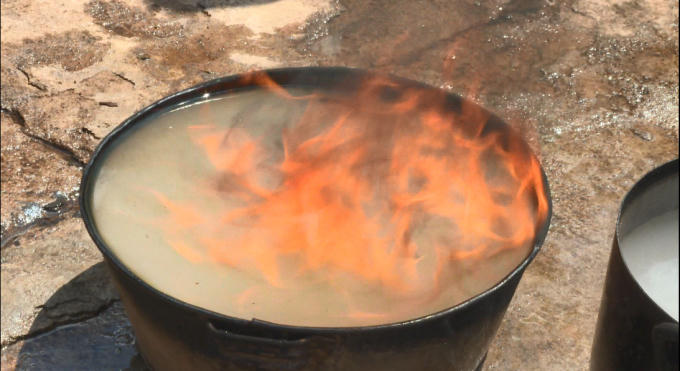 Khi châm lửa vào thì bốc cháy.