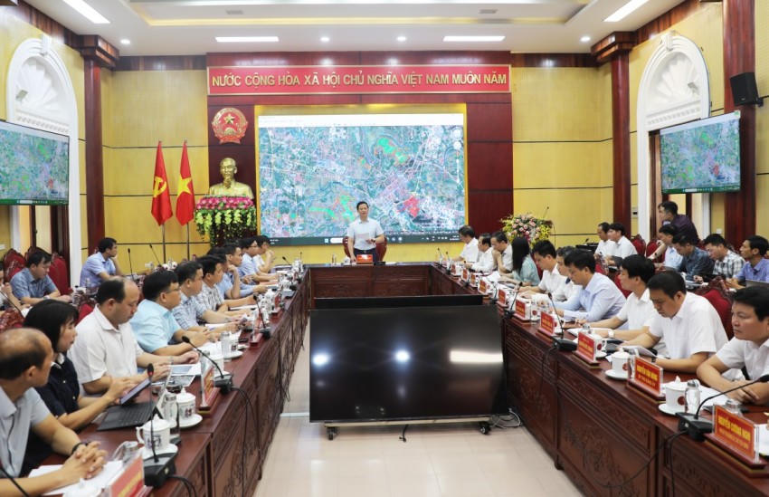 Chủ tịch UBND tỉnh Bắc Ninh Vương Quốc Tuấn chủ trì buổi làm việc.