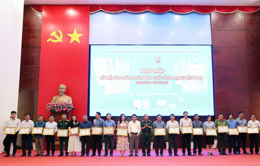 Nhiều tập thể, cá nhân vinh dự được Chủ tịch UBND tỉnh Hậu Giang tặng Bằng khen.