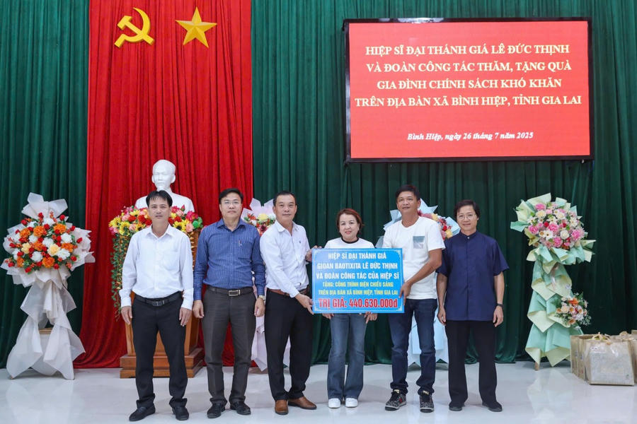 Ba thành viên đoàn thiện nguyện (bên phải) trao hơn 440 triệu đồng tài trợ hệ thống điện chiếu sáng.