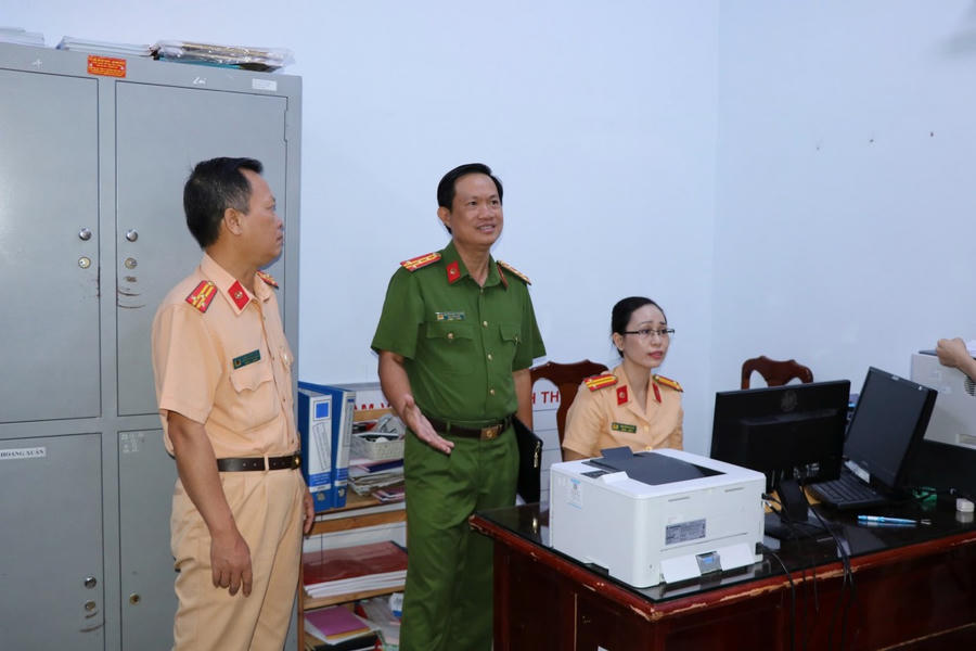 Đại tá Nguyễn Nhật Trường kiểm tra, động viên cán bộ chiến sĩ thực hiện nhiệm vụcấp đổi giấy phép lái xe cho công dân