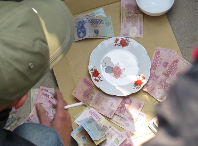 Một sấp, 3 ngửa, những người đánh “lẻ” sẽ ăn tiền trong “canh bạc” này.