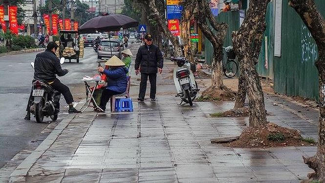 Tuyến phố Chu Văn An (đoạn từ quốc lộ 6A đến Cầu Am), vỉa hè được bóc lên để lát bằng đá tự nhiên không nằm trong diện đã xin ý kiến của thành phố.