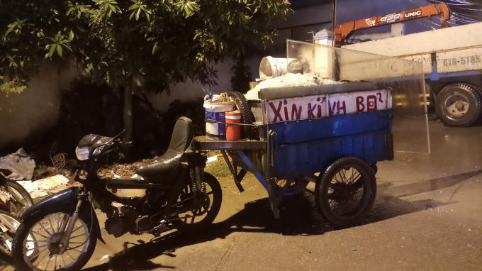 Chiếc xe máy kéo của nạn nhân tại hiện trường.