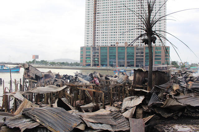 Đây được xem là vụ cháy lớn nhất xảy ra tại TP Nha Trang trong nhiều năm qua. Tối qua, Chủ tịch tỉnh Khánh Hòa - ông Lê Đức Vinh đã đến hiện trường chỉ đạo công tác chữa cháy, di dời dân khỏi vùng nguy hiểm