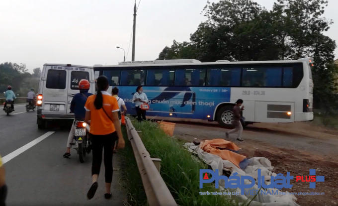 Những chiếc xe 45-50 chỗ ngồi chở nhân viên Samsung ra vào bến gây mất an toàn giao thông trên Quốc lộ 1A.