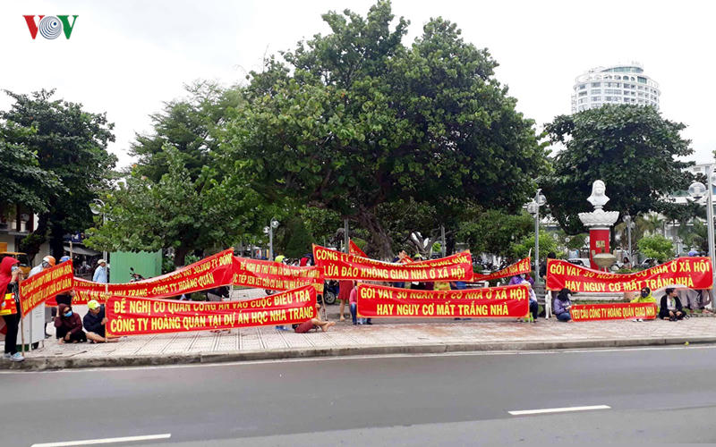 Nhiều khách hàng của Hoàng Quân đã phải tập trung đông người để đòi nhà.