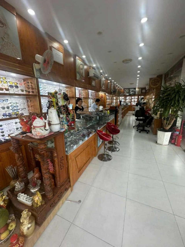 Mở “Ngày kính miễn phí” — dành thời gian trong tháng để phục vụ, tặng kính cho các hoàn cảnh thực sự cần.