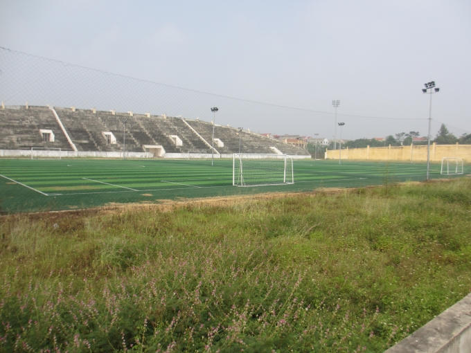 Toàn cảnh sân vận động trông như bị bỏ hoang