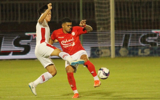 Ở đầu sân bên kia, CLB TPHCM thi đấu khá bế tắc.