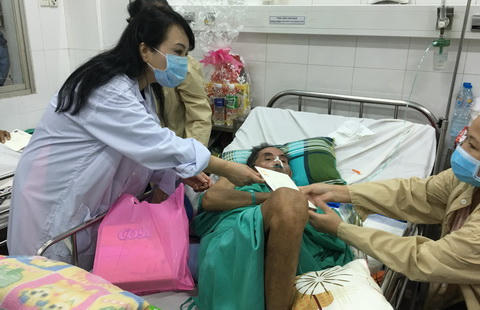 Tặng quà bệnh nhân nghèo.