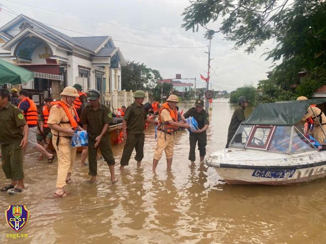 Lực lượng đã cung cấp nhu yếu phẩm và sơ tán người dân đến nơi an toàn. (Ảnh: Cục CSGT)