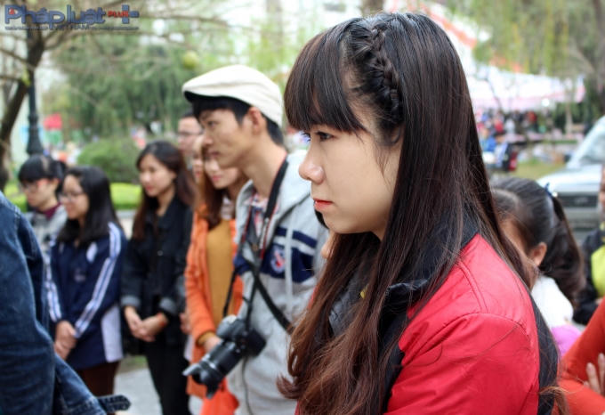 Nhiều bạn trẻ chăm chú tìm hiểu về nghệ thuật ca trù. (Ảnh: Đức Biên)