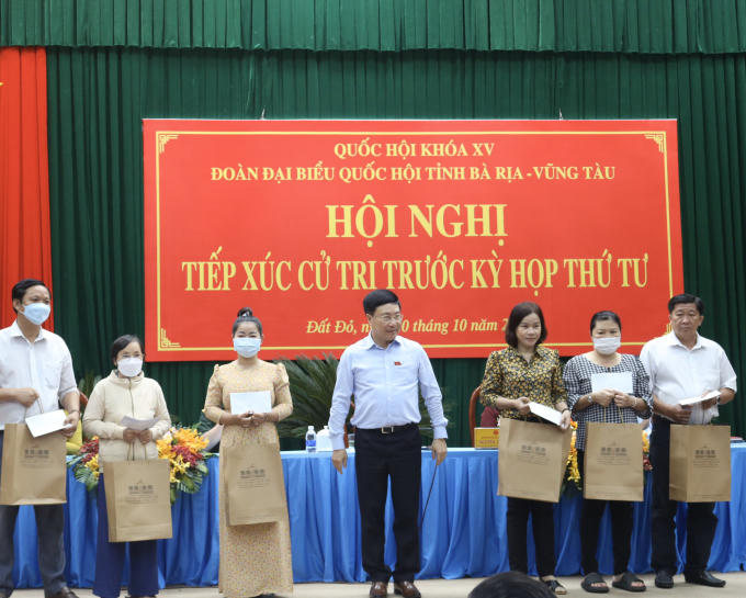 Mỗi phần quà trị giá 1,5 triệu đồng gửi đến giáo viên có hoàn cảnh khó khăn