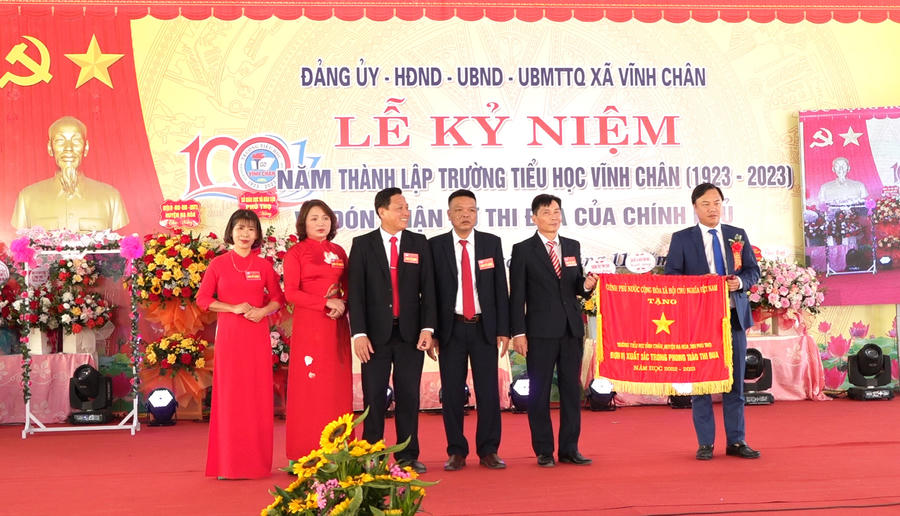 Đồng chí Nguyễn Ngọc Anh – Phó bí thư huyện ủy, Chủ tịch UBND huyện trao Cờ thi đua của Chính phủ cho Trường Tiểu học Vĩnh Chân