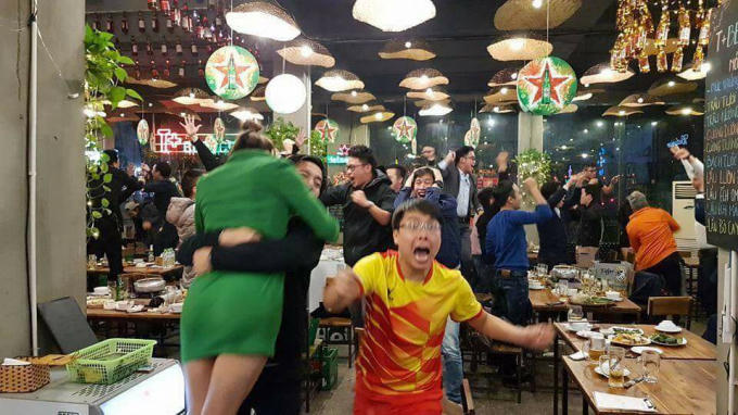 Các cổ động viên tại một quán bia ở Hà Nội hò reo với niềm vui khôn xiết.