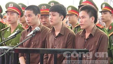 Ba bị cáo tại phiên tòa sơ thẩm ngày 17/12/2015.