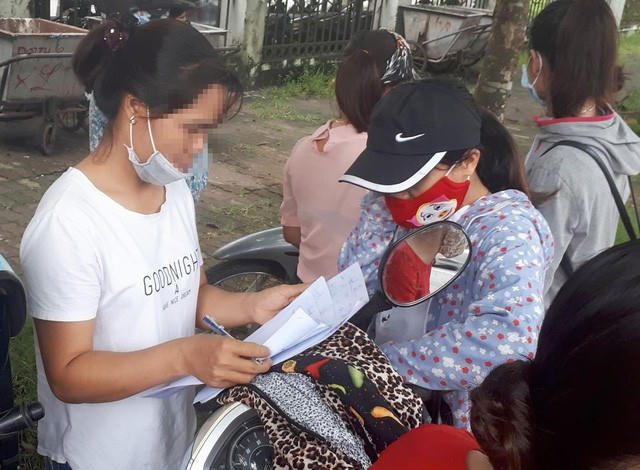 Giáo viên hợp đồng ở Thanh Oai lo lắng chưa biết sẽ đi về đâu. (Ảnh: Đ.T)